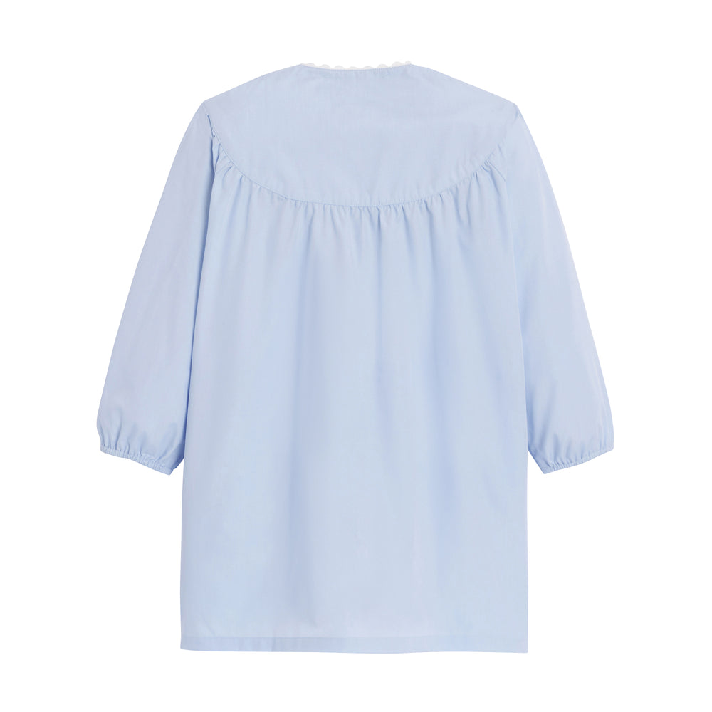 Tablier d'école fille Jeanne en bleu ciel, vue de dos, avec un design simple et confortable pour les enfants.